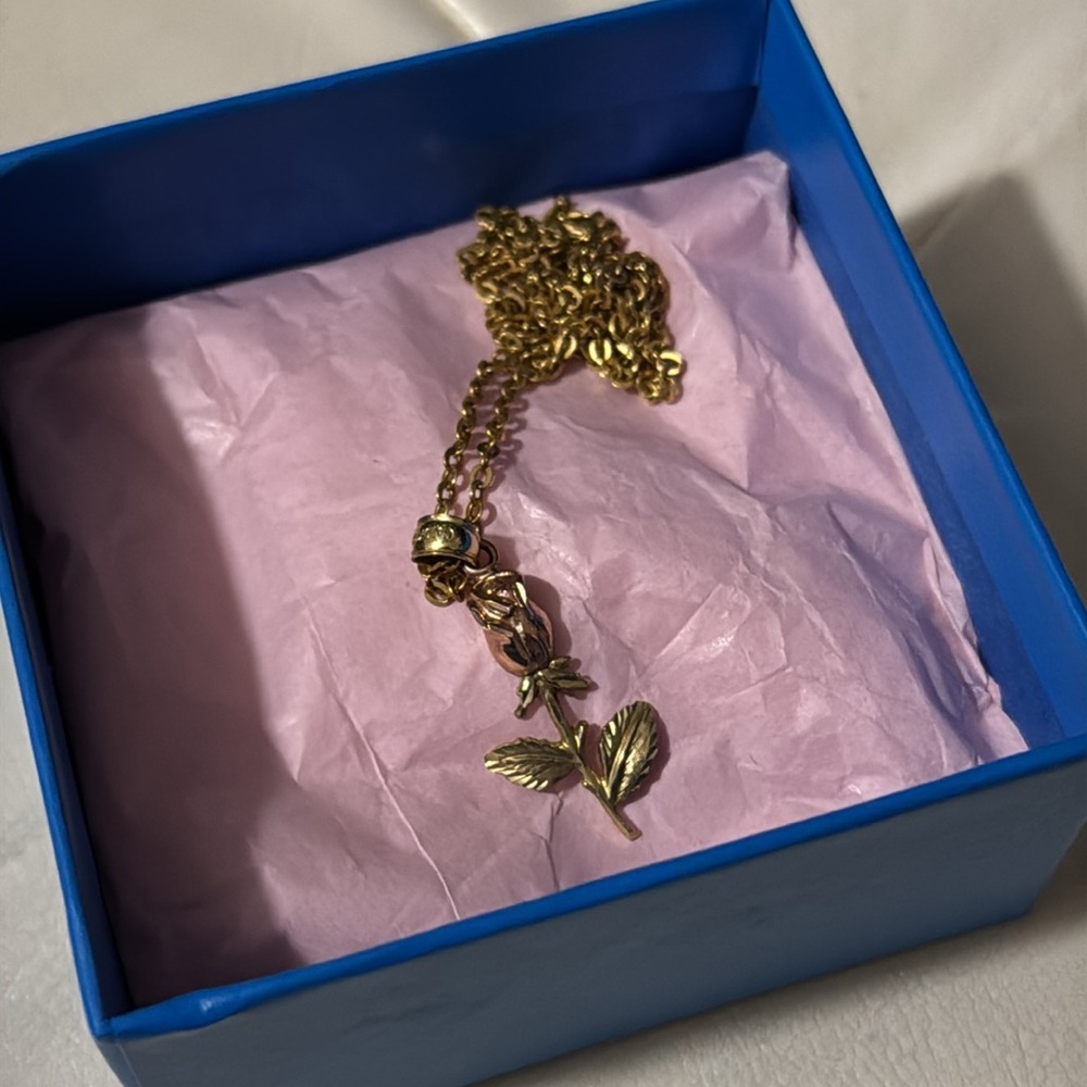 Like New Necklace-Single Rose Detail-2 Toned Yellow Gold/Rose Gold with Chain - Picture 14 of 15